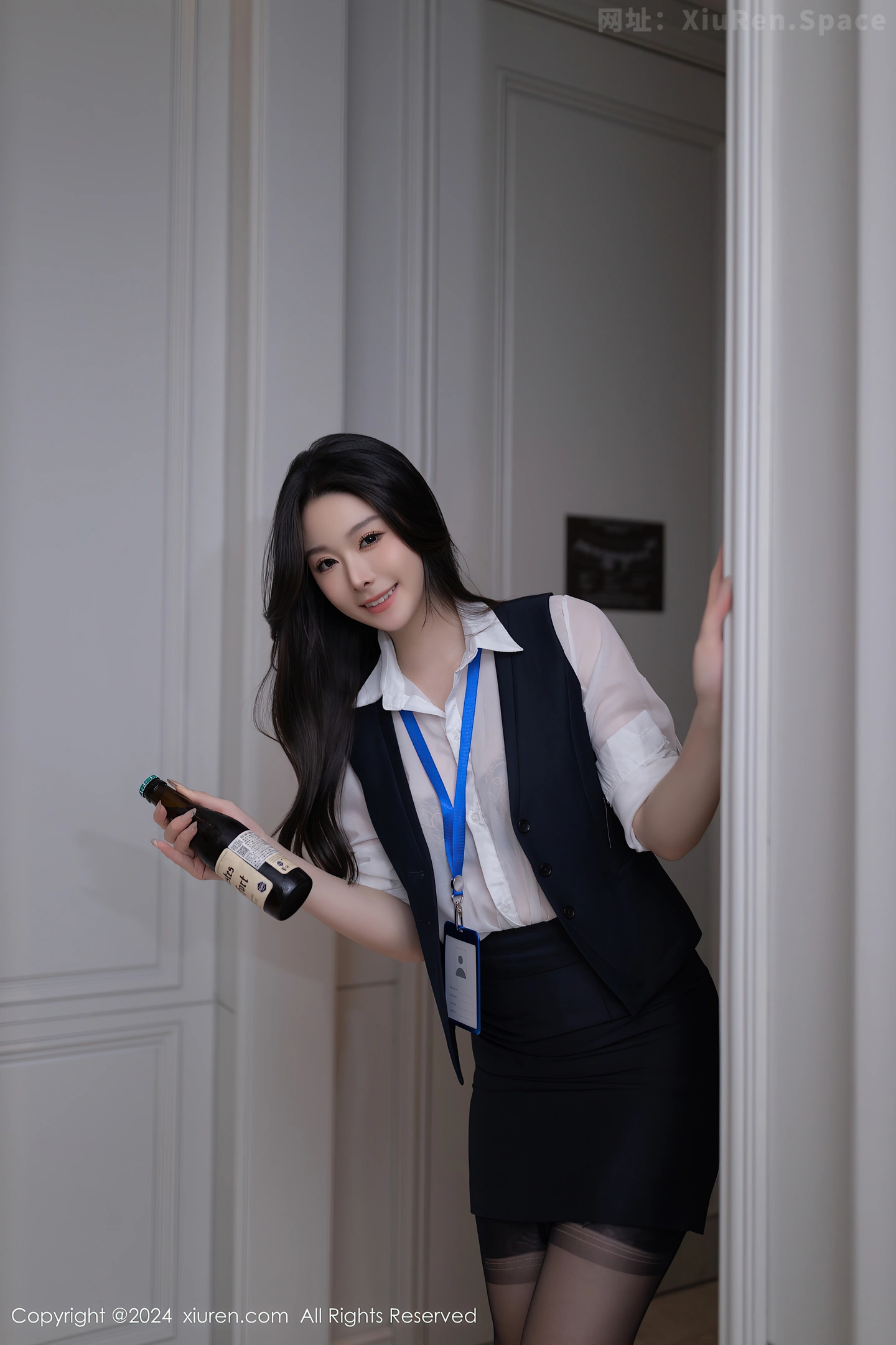 图片[2]-[XiuRen秀人网]VOL.8808 模特小逗逗性感白色OL服饰露黑色内衣配黑丝吊袜秀美腿诱惑写真80P-秀人网官方网站